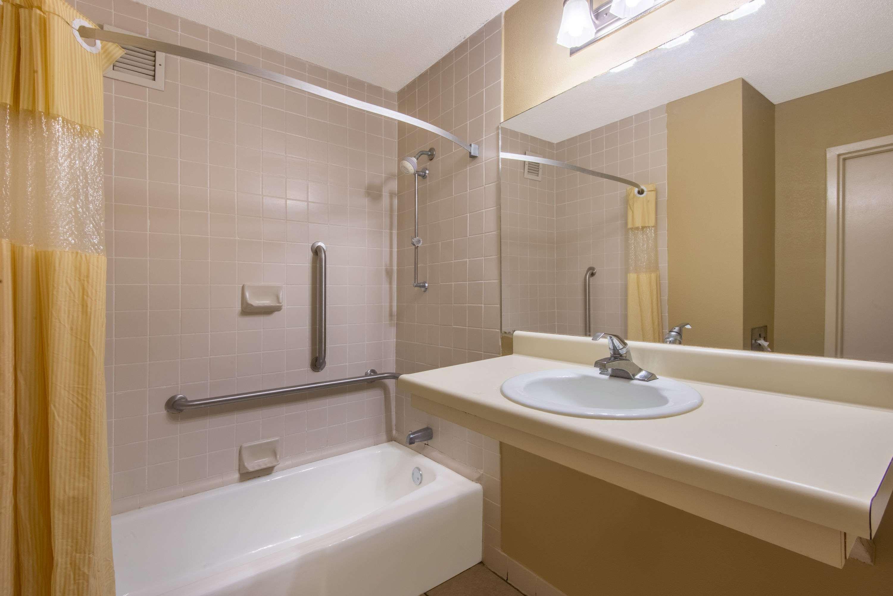 Days Inn By Wyndham Clanton Al Esterno foto