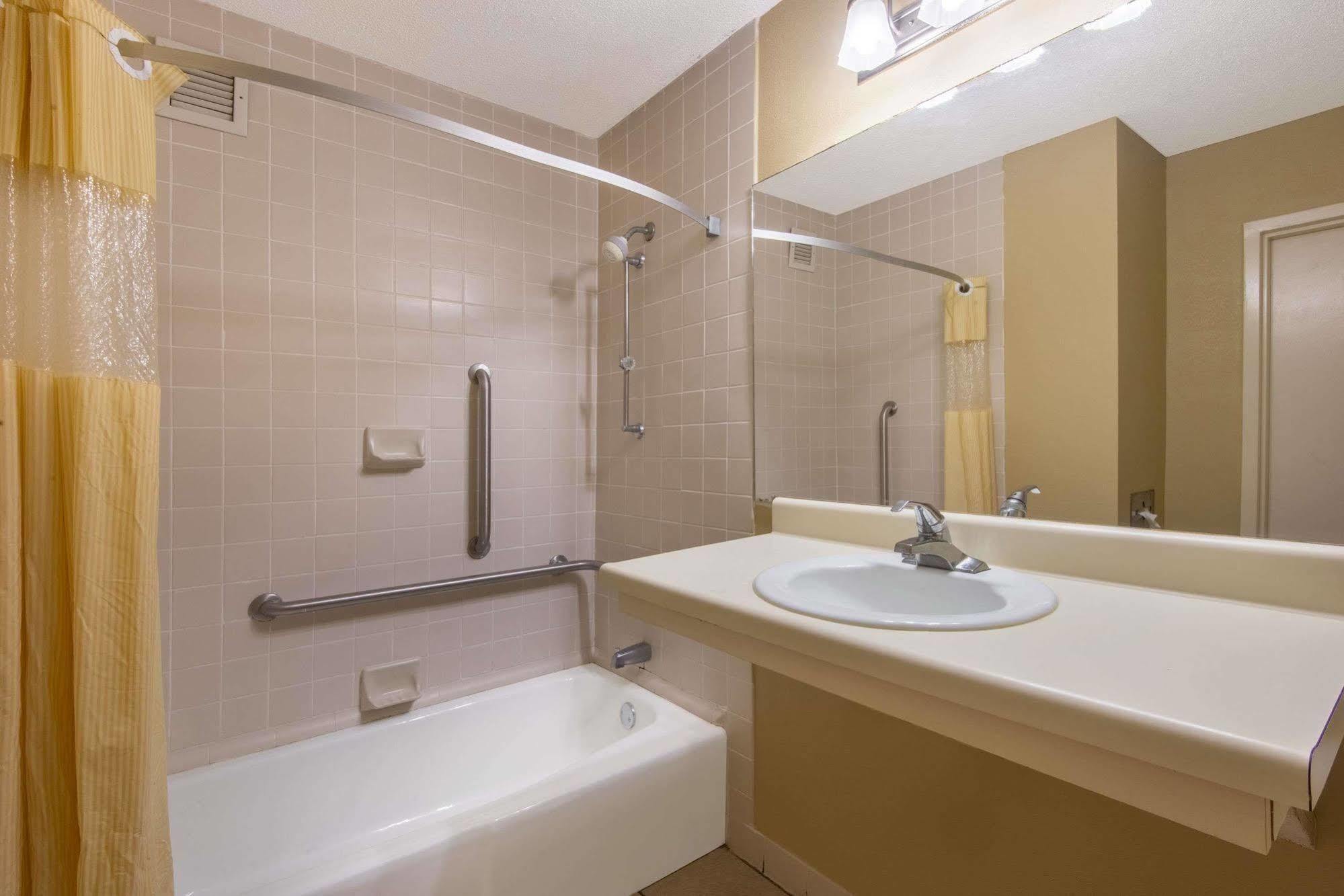 Days Inn By Wyndham Clanton Al Esterno foto